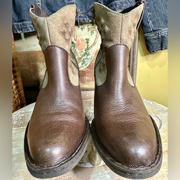 EUC Born “Capri” Leather and Suede Cowgirl Ankle Bootie Size 6.5/37 - Picture 5 of 13